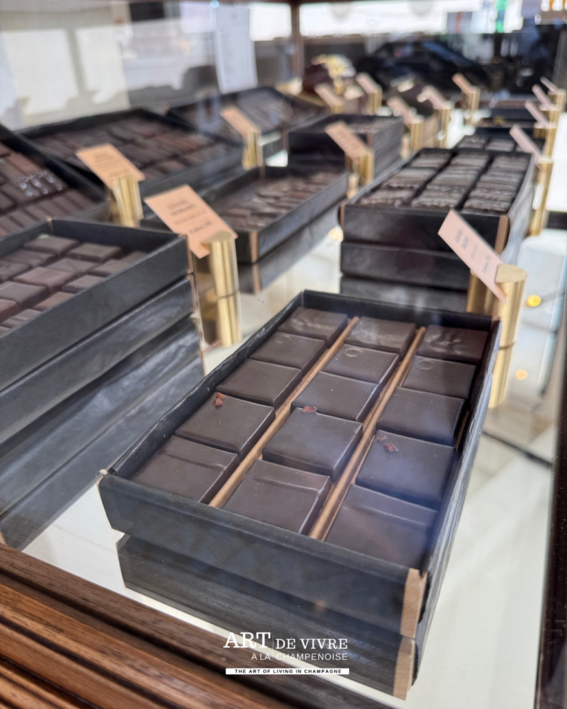 Coffrets de chocolats Alain Ducasse présentés au Comptoir de Reims