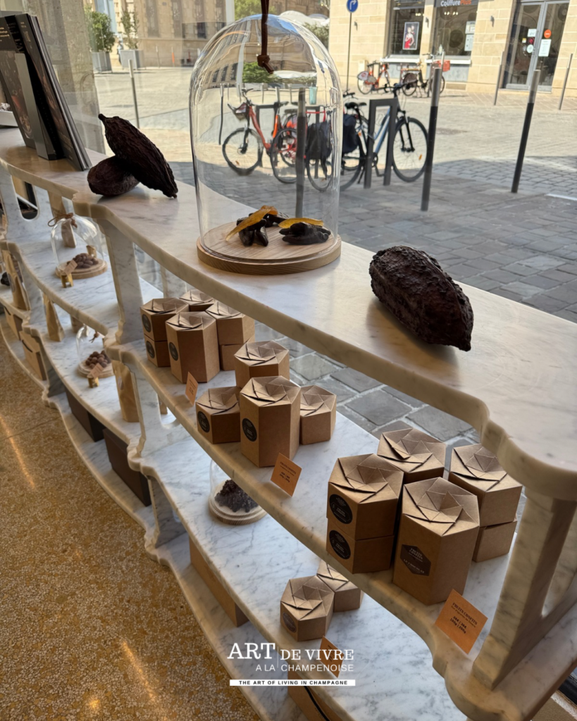 Vitrine du Comptoir Alain Ducasse Chocolat à Reims