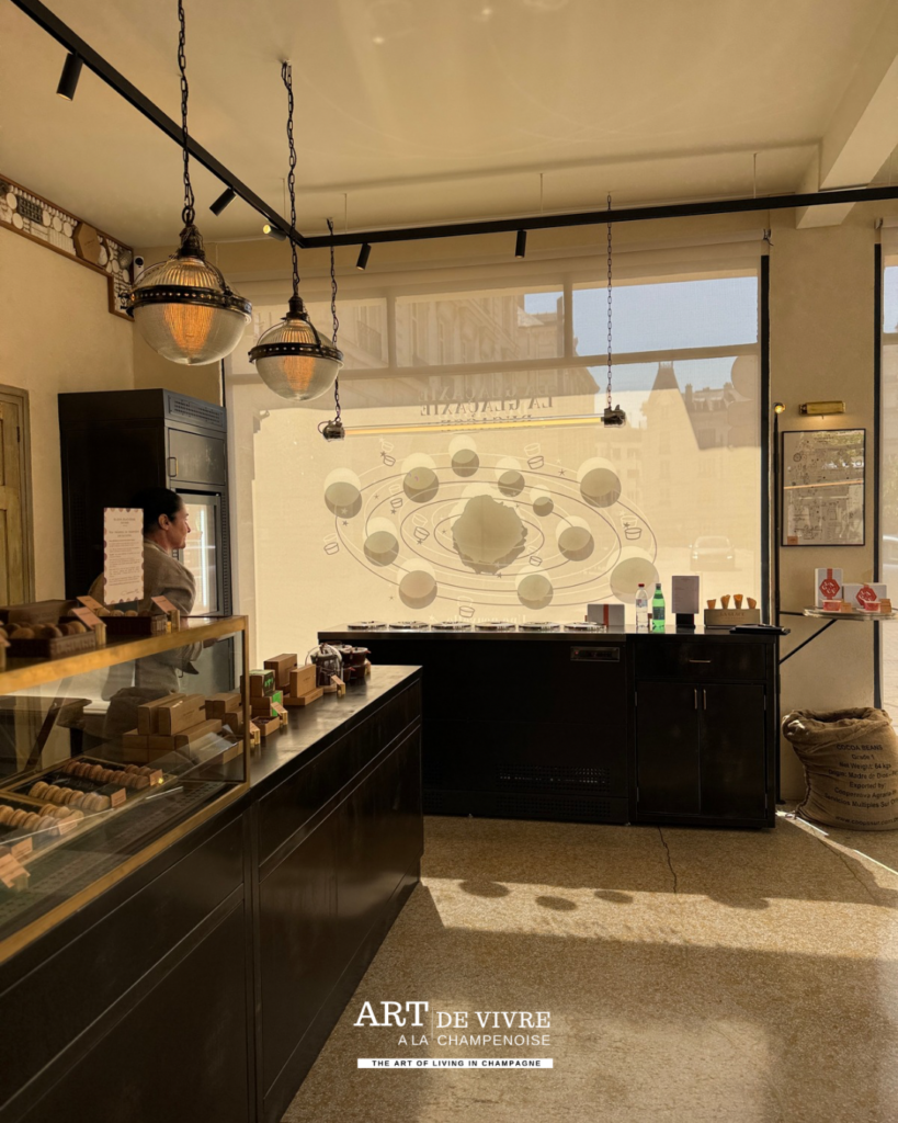 Intérieur du Comptoir Alain Ducasse Chocolat à Reims 2