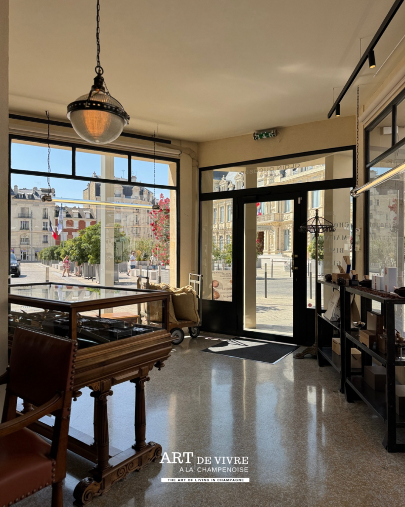 Intérieur du Comptoir Alain Ducasse Chocolat à Reims