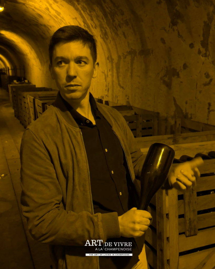 Étienne Eteneau expliquant le vieillissement des champagnes Abelé