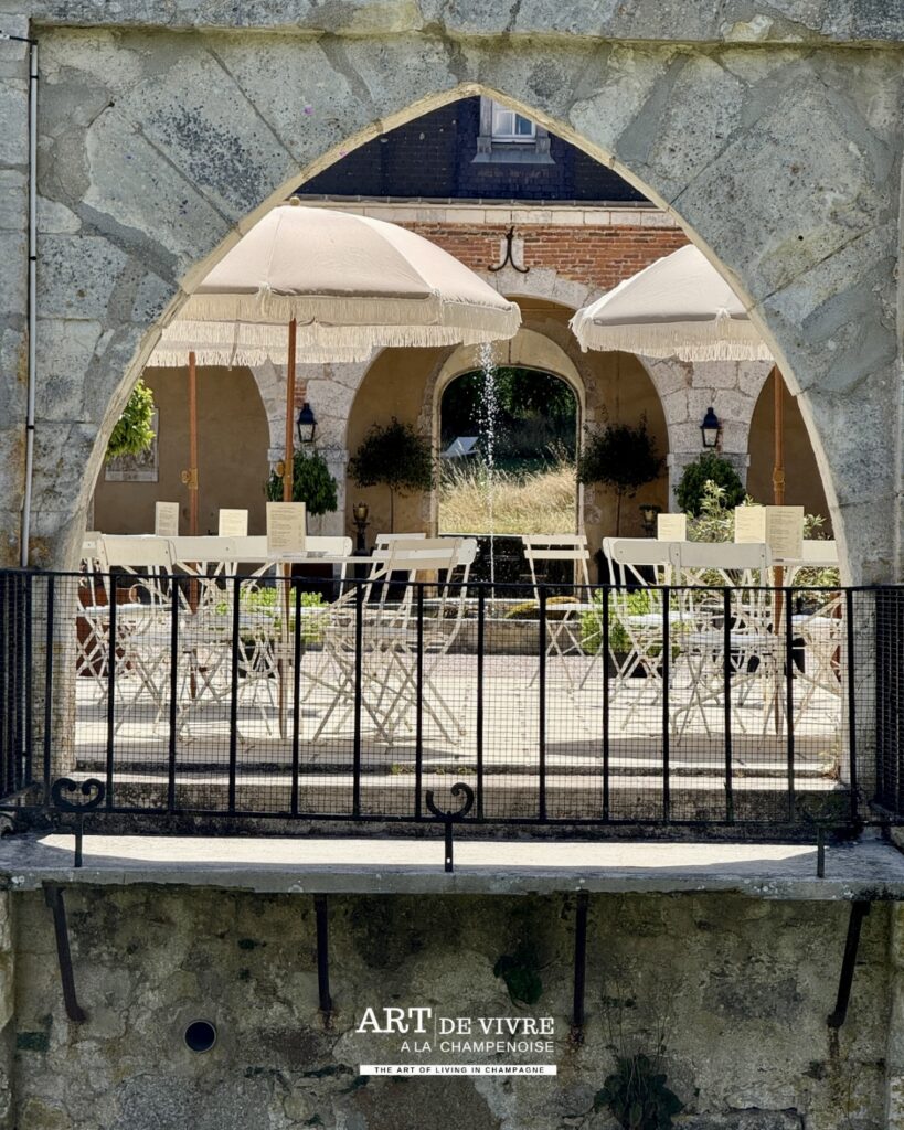Terrasse devant la cour du château d'Etoges Champagne