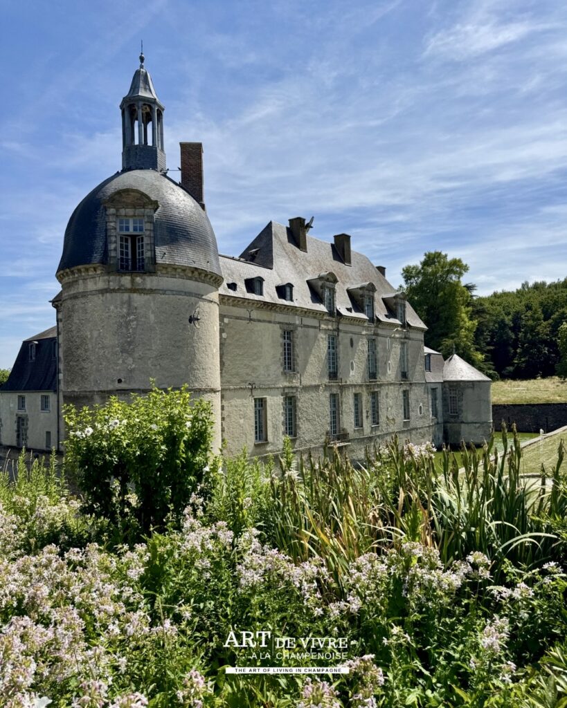 Château d’Étoges vue arrière entouré de ses douves en Champagne