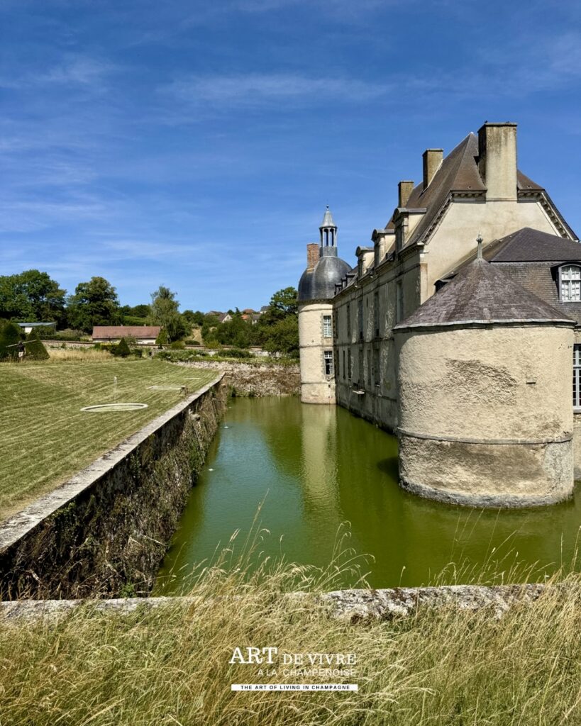 Douves et Parc arboré du Château d’Étoges en Champagne