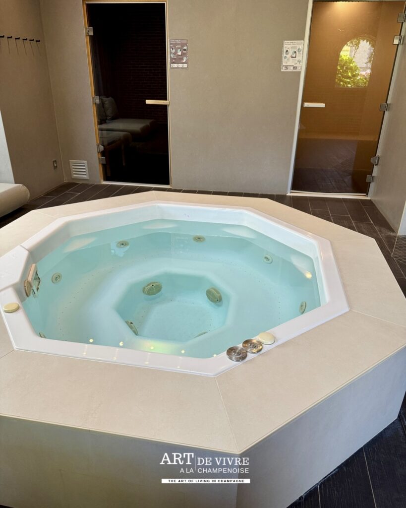 Jacuzzi du spa du Château d’Étoges en Champagne
