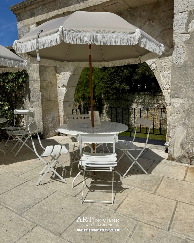 Terrasse coté cour du chateau d'Etoges dans la marne