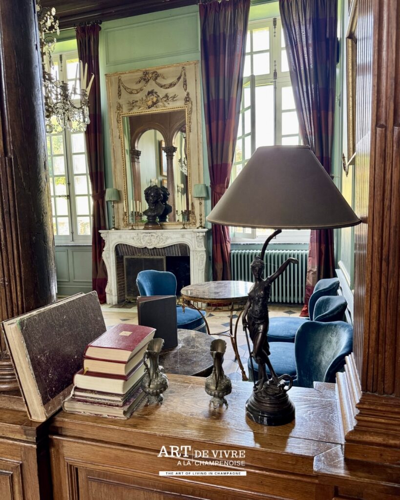 Petit Salon du Château d’Étoges aménagé pour le petit-déjeuner
