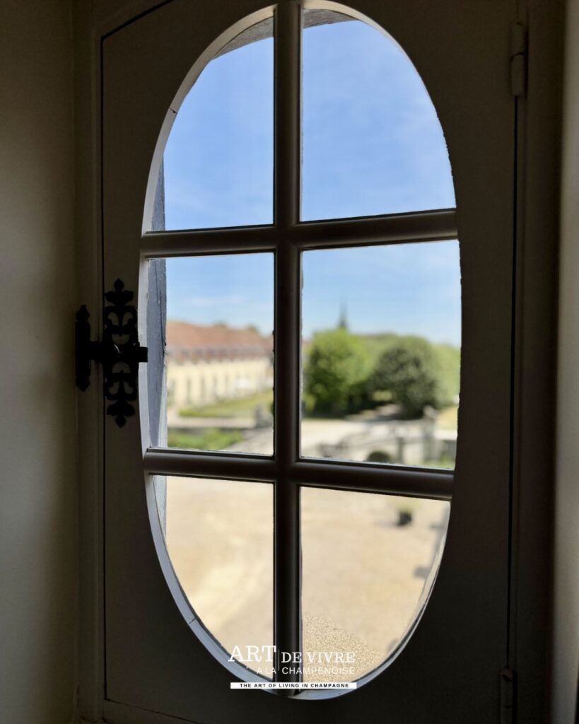 Vue cour intérieur château Etoges marne