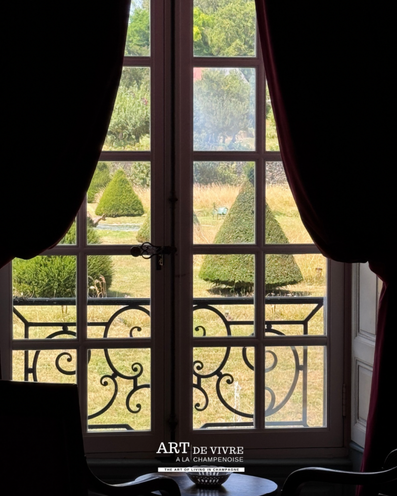 Vue sur le parc depuis fenêtre chambre du Château d’Étoges