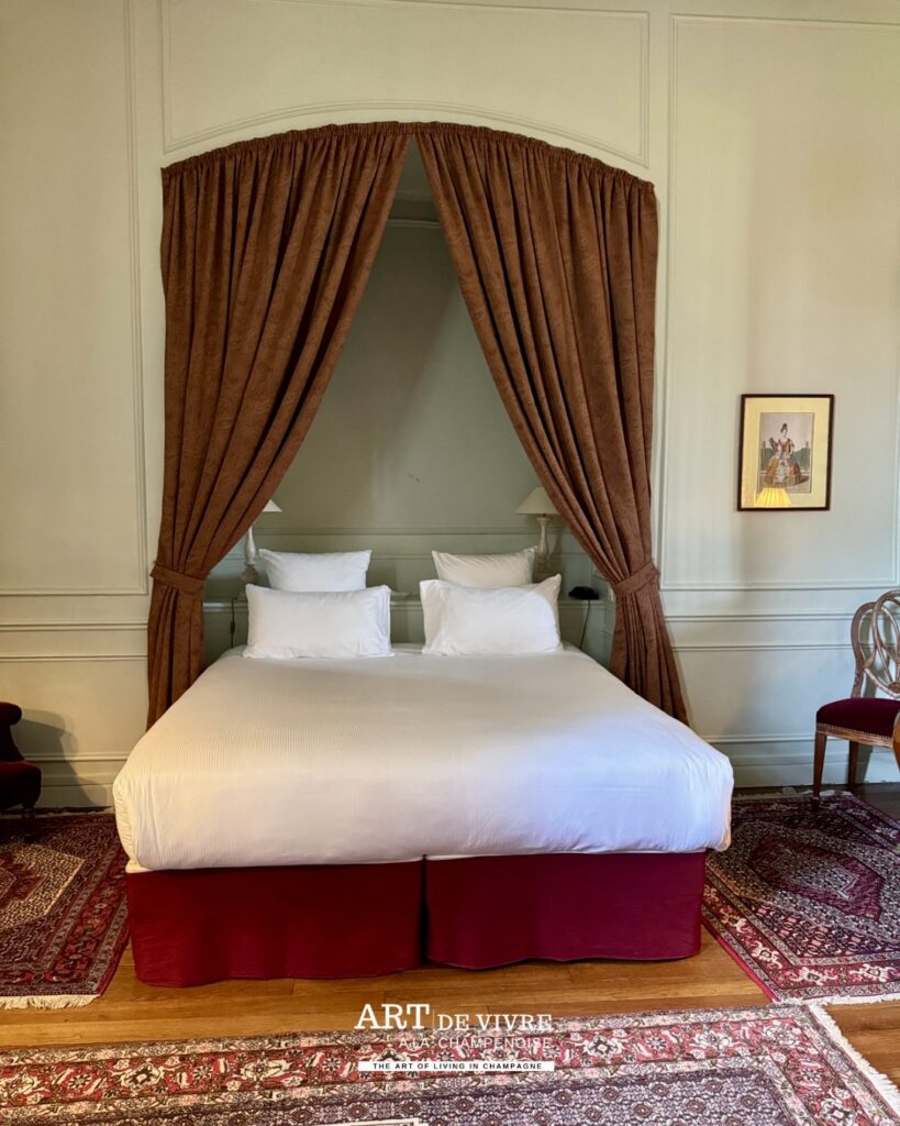 Chambre historique avec vue sur le parc du Château d’Étoges