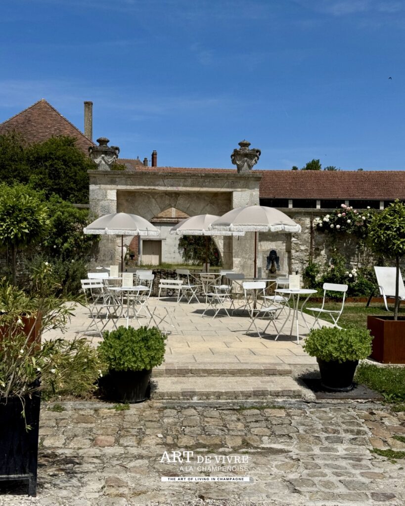 Bâtiment de l’Orangerie face au Château d’Étoges