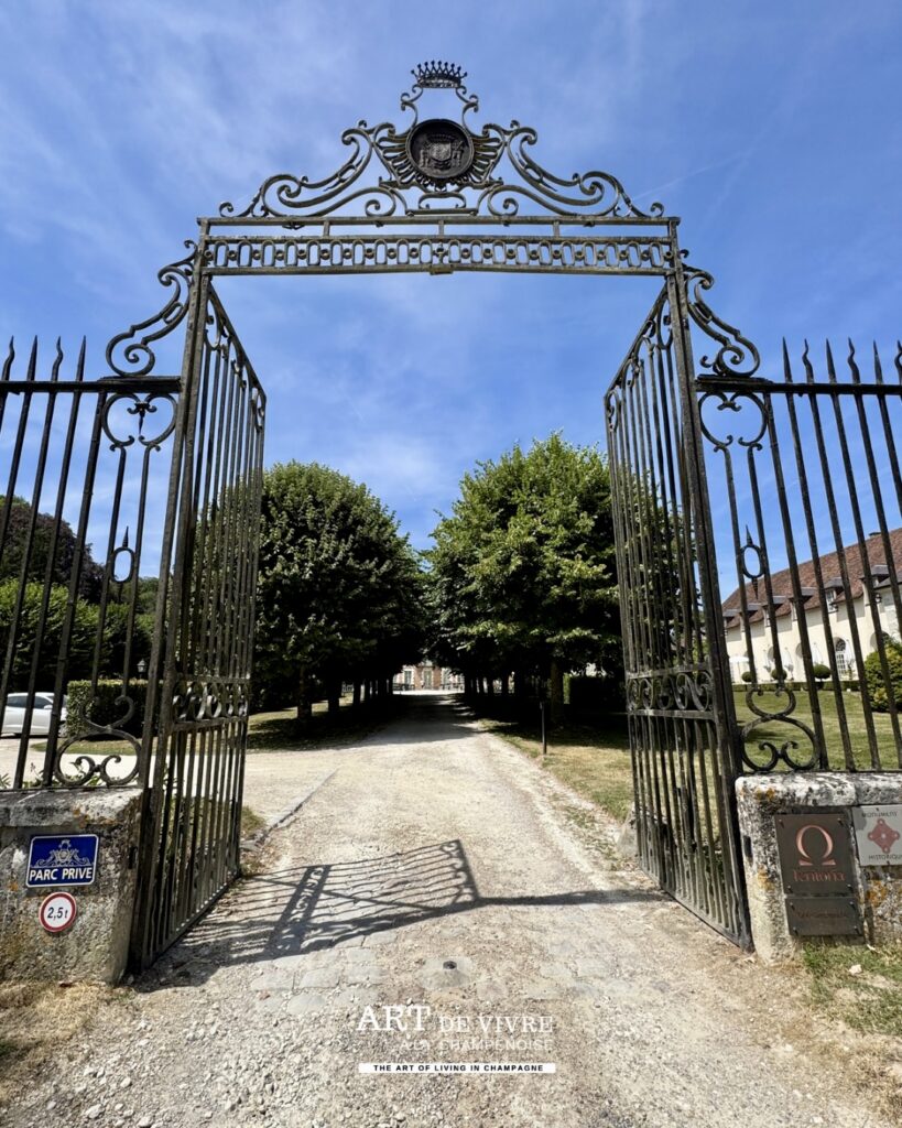 Portail historique du Château d’Étoges