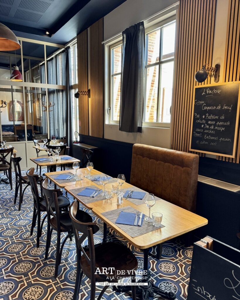 Salle contemporaine du bistrot L’Atelier à Étoges