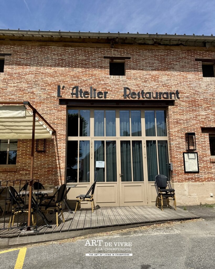 Terrasse du bistrot L’Atelier sur la place du village