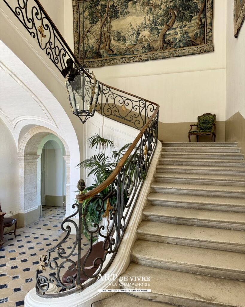 Montée d'escalier du Château d’Étoges marne