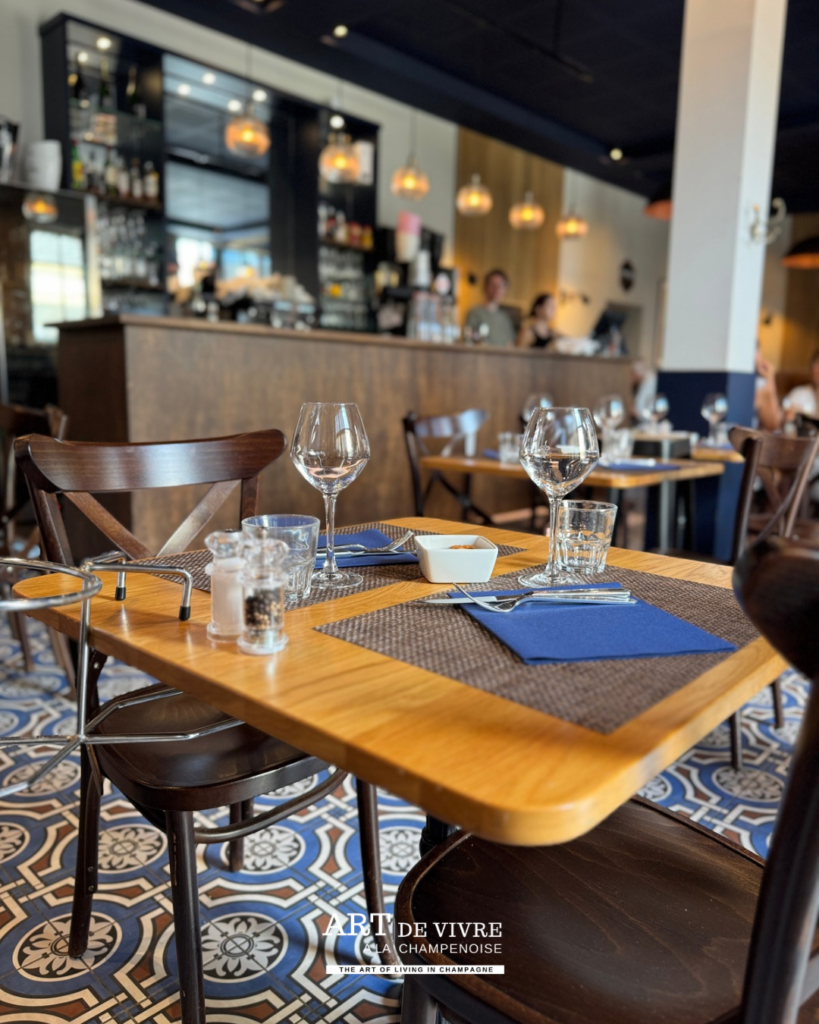 Table dréssée pour déjeuener au bistrot L’Atelier à Étoges