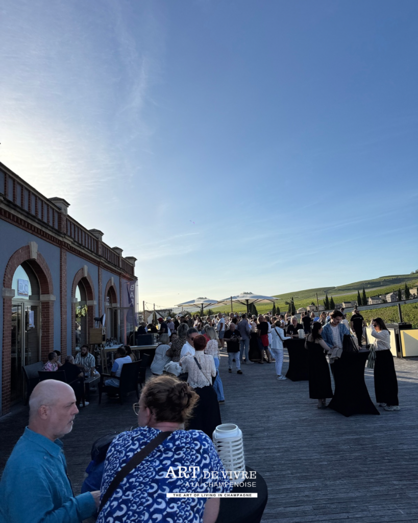 Invités observant les coteaux depuis la terrasse