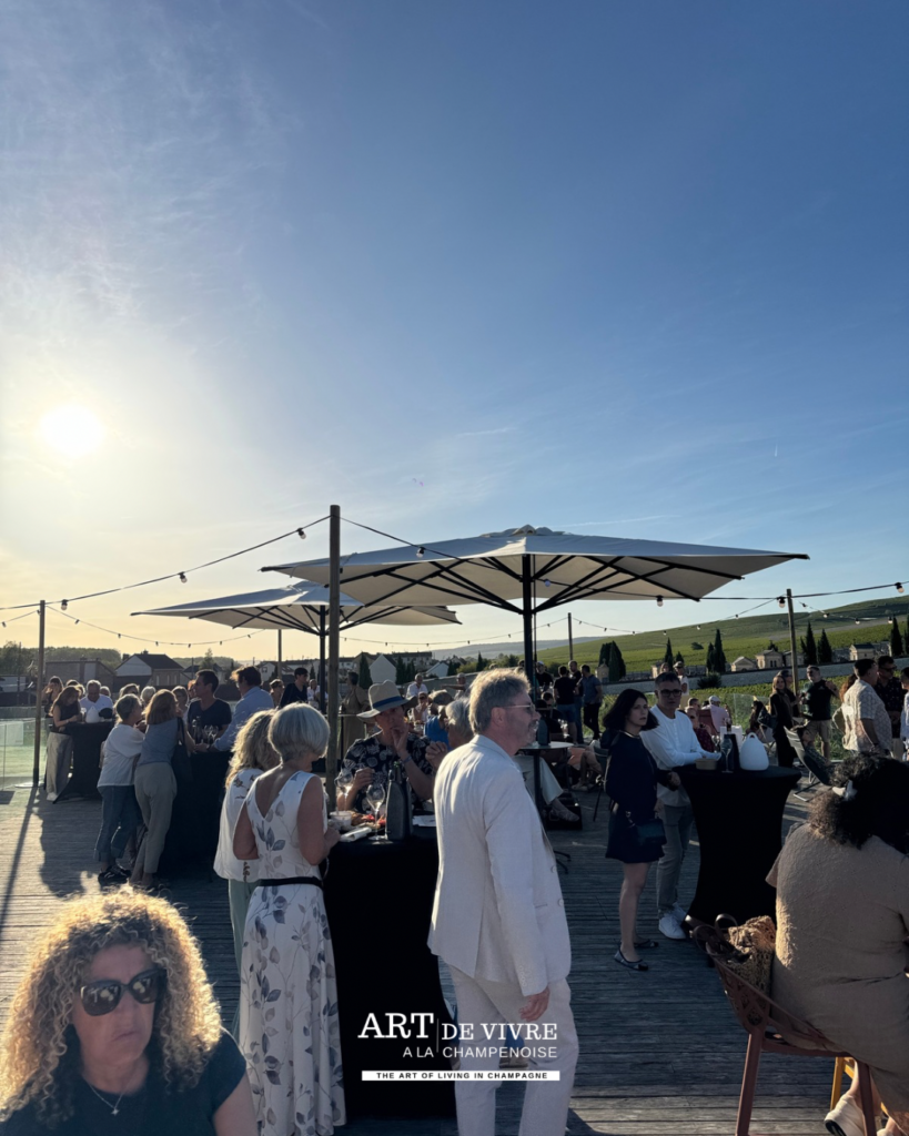 Terrasse animée de Pressoria en début de soirée