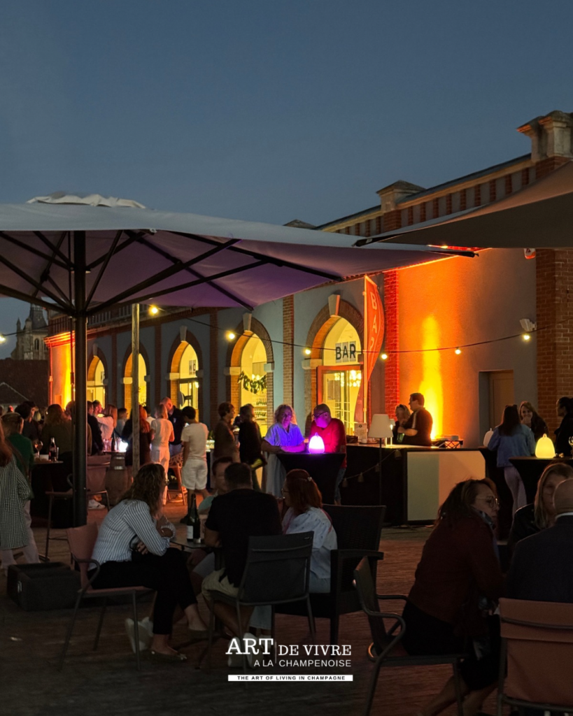 Terrasse animée de Pressoria en début de soirée 2