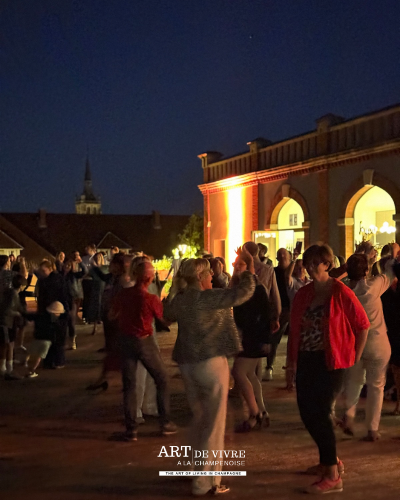 Terrasse animée de Pressoria en début de soirée 3