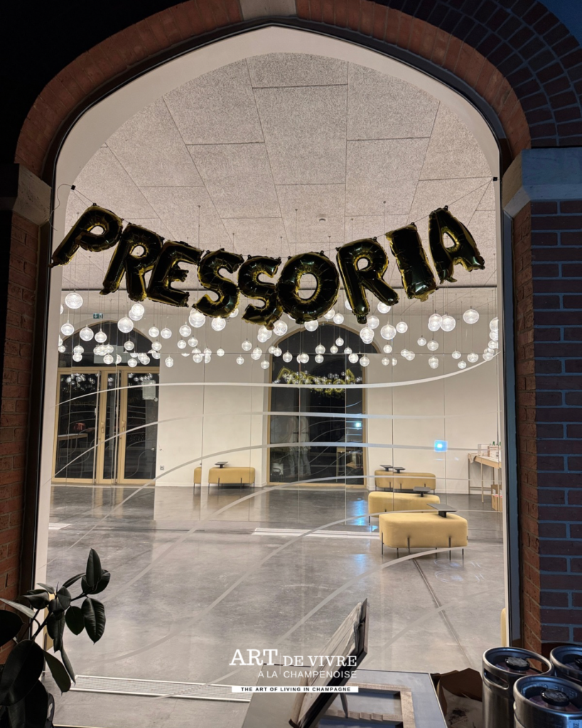 Intérieur de Pressoria illuminé pendant sa soirée anniversaire