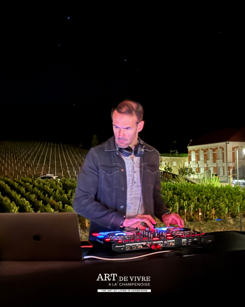 DJ animant la soirée sur la terrasse de Pressoria