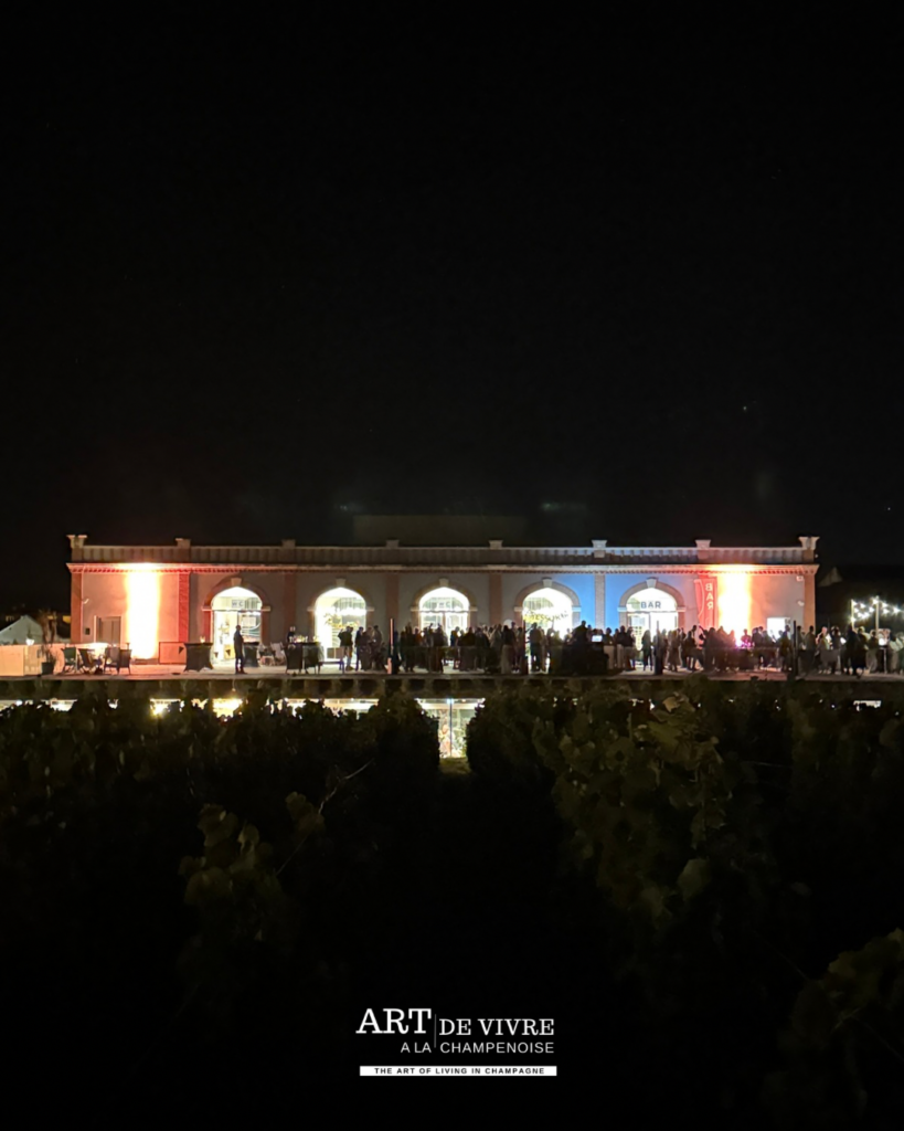 Pressoria illuminé pendant sa soirée anniversaire