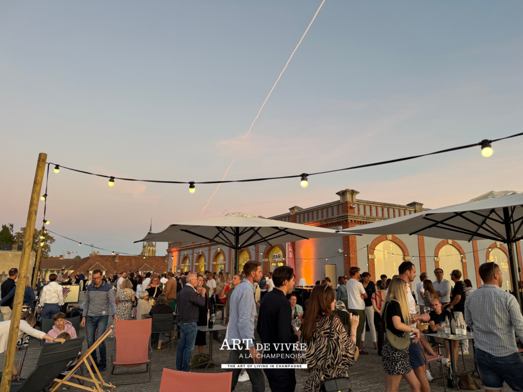 Ambiance conviviale sur la terrasse de Pressoria