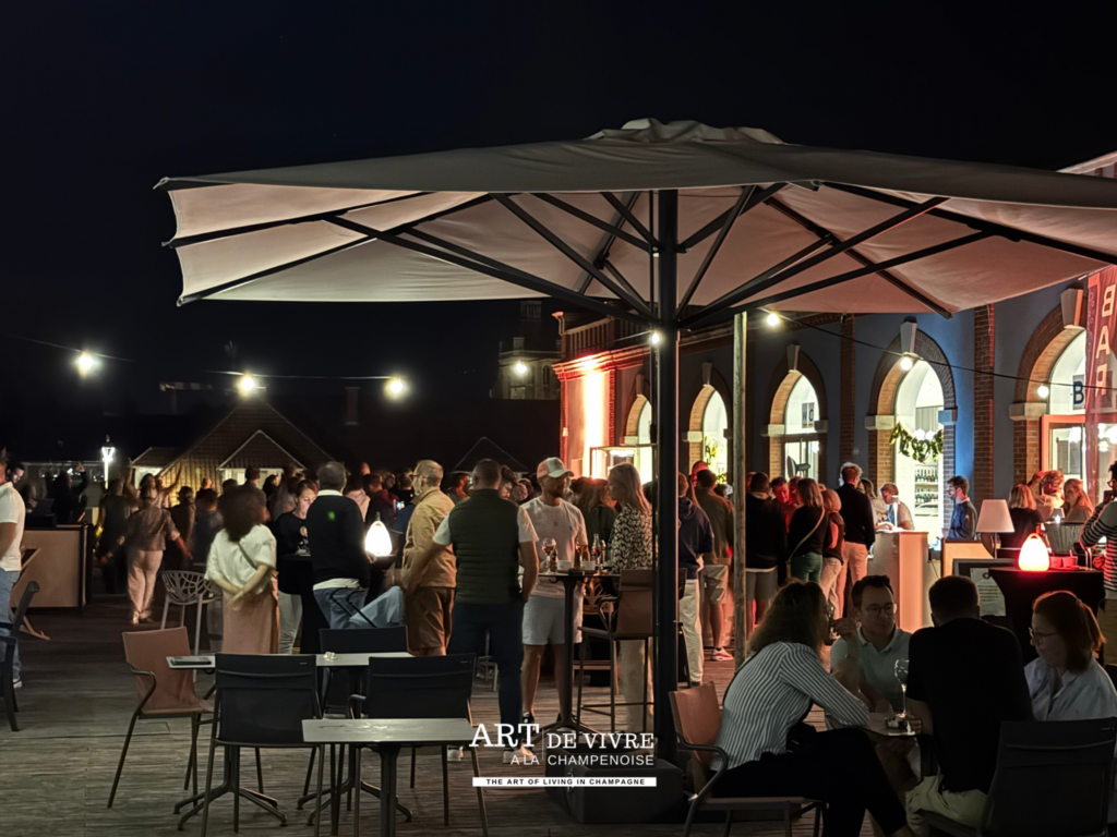 Public sur la terrasse panoramique de Pressoria