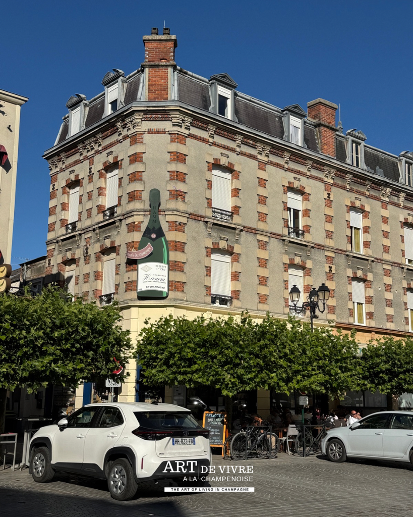 La place Henri-Martin à Aÿ-Champagne, coeur du village, et La Frigousse