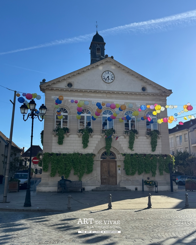 La MAirie sur la place Henri-Martin à Aÿ-Champagne