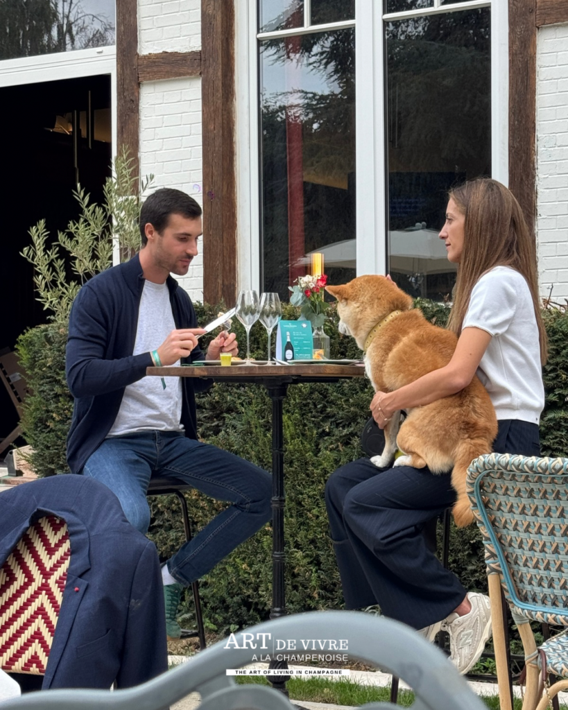 Ambiance du brunch dominical au Court 1920