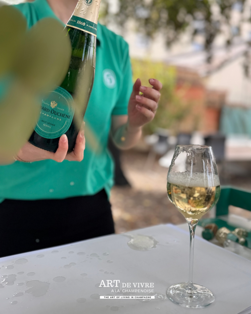 Flûte de Champagne Léonie Iconic sur une table