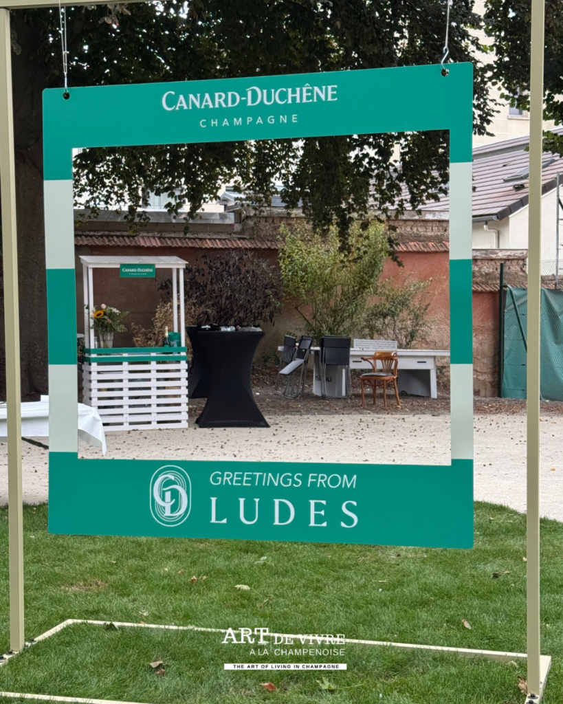 frame Champagne Canard-Duchêne au Court 1920