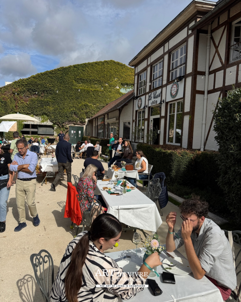 Ambiance du brunch dominical au Court 1920 à Reims