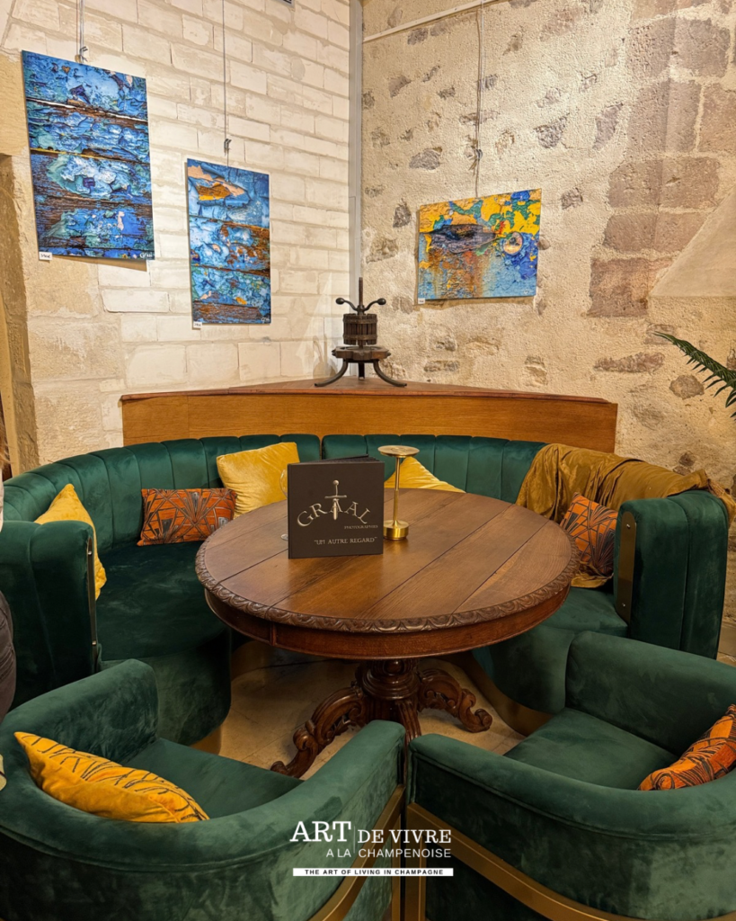 Intérieur historique du Trésor transformé en galerie d’art