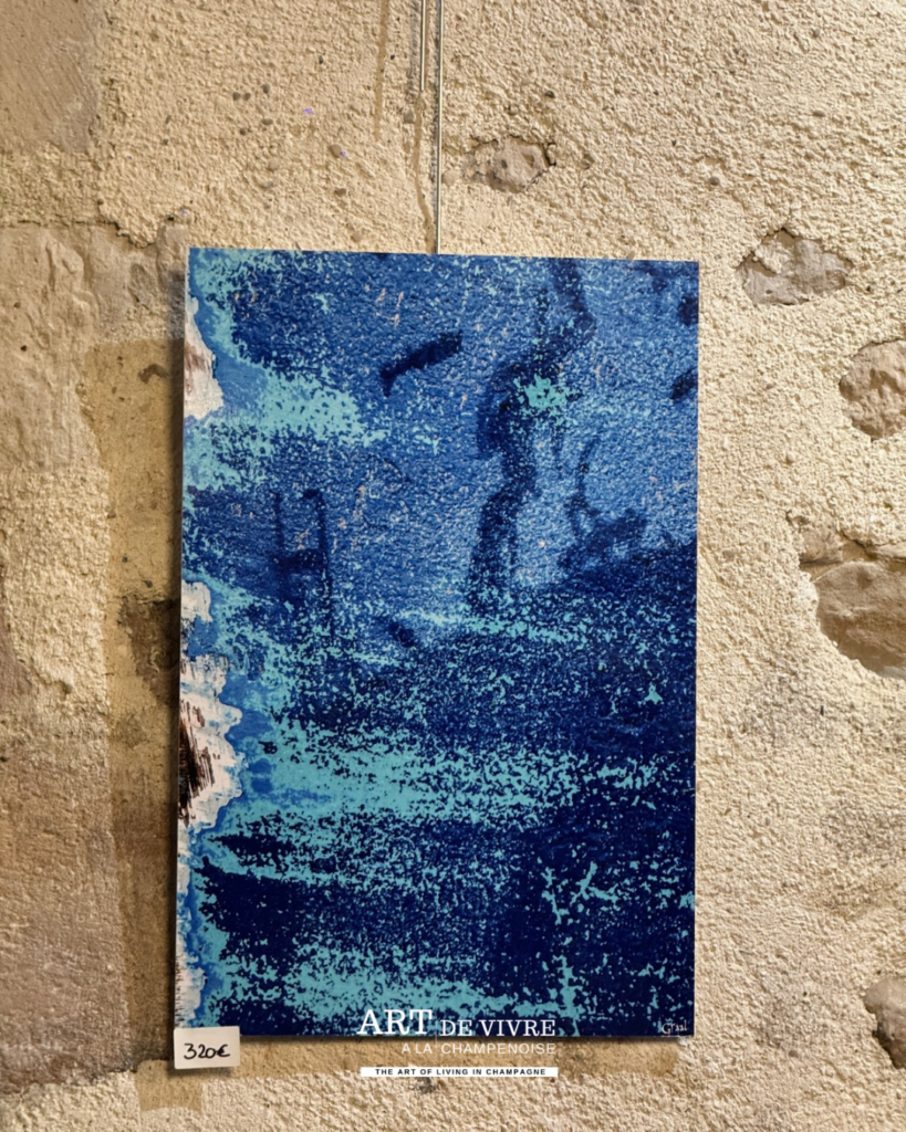 Œuvre photographique contemporaine exposée dans un bâtiment historique