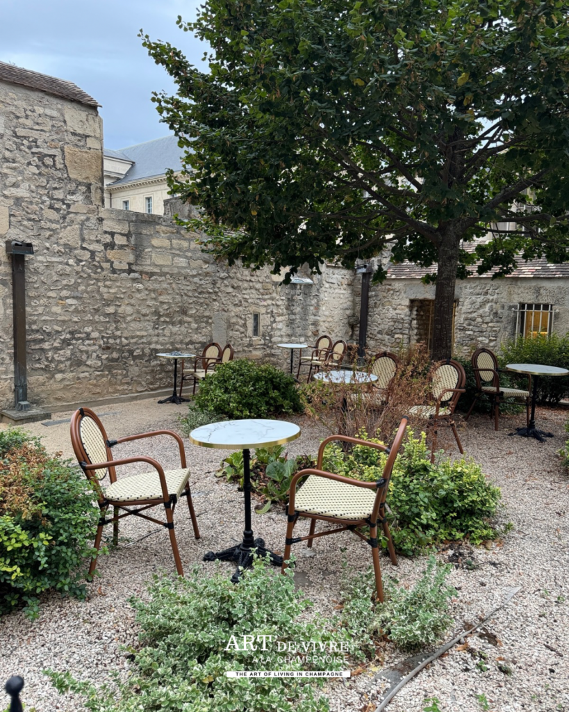 Terrasse intime au pied de la cathédrale de reims