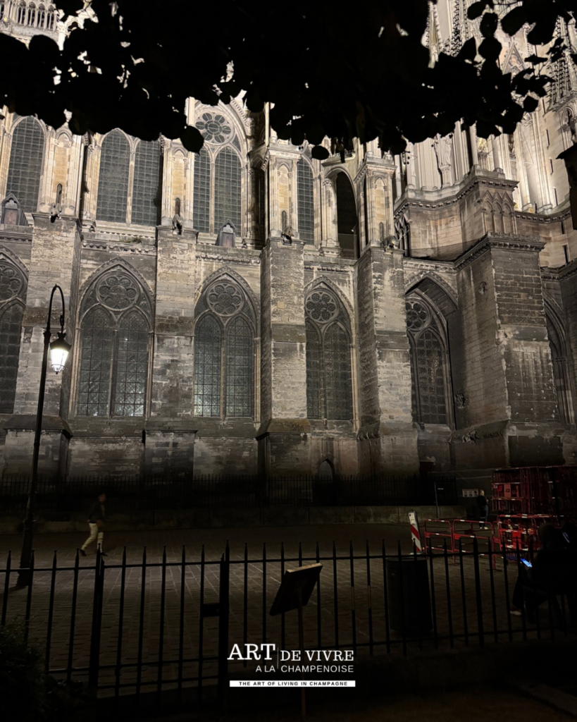 Vue latérale sur la cathédrale Notre dame de Reims depuis la terrasse 13or