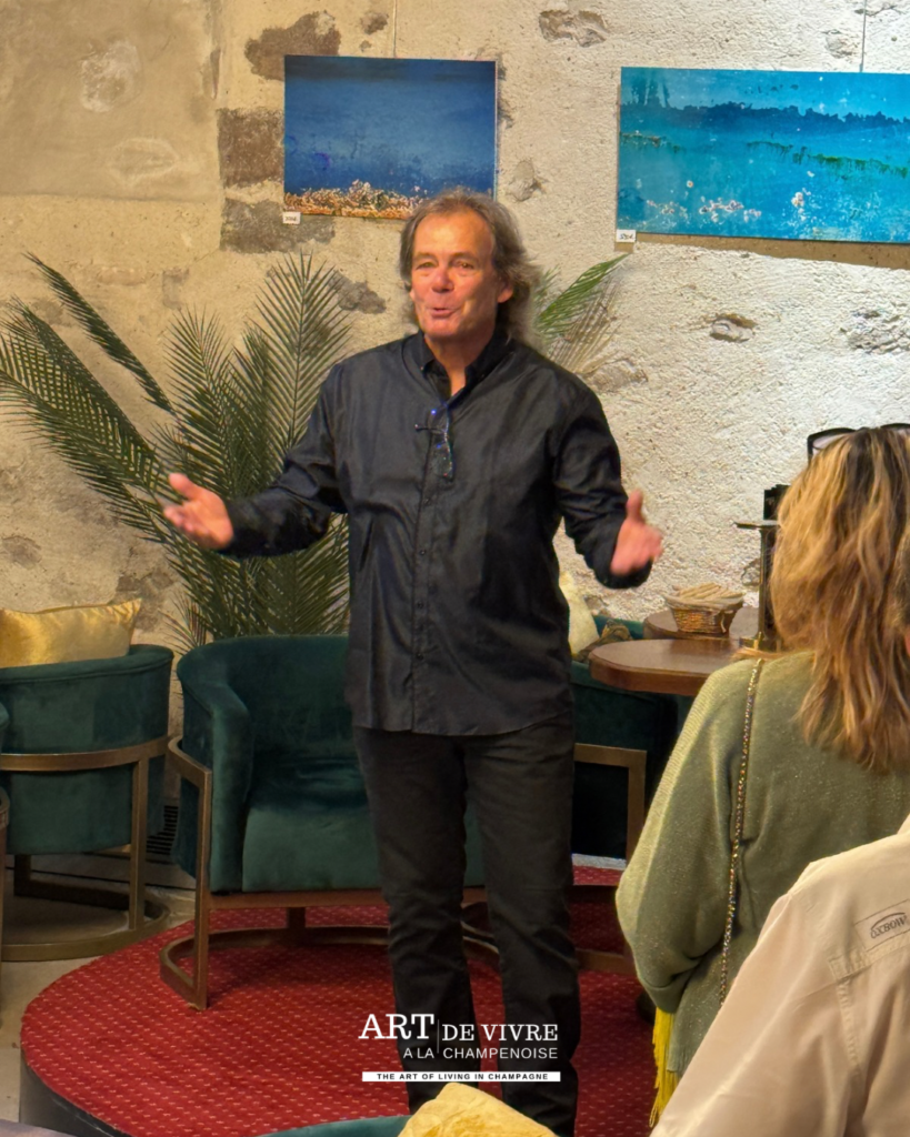 Olivier Cuinet présentant son travail photographique à Reims