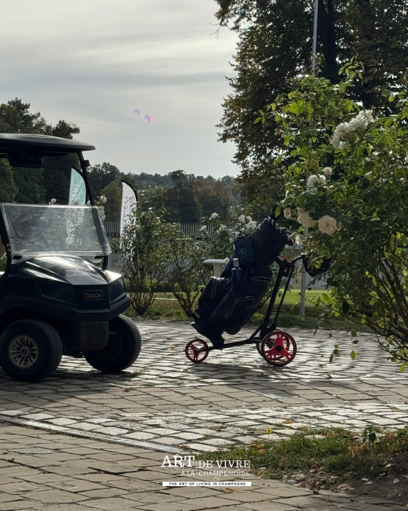 sac de golf et voiturette au Golf de Reims à Gueux