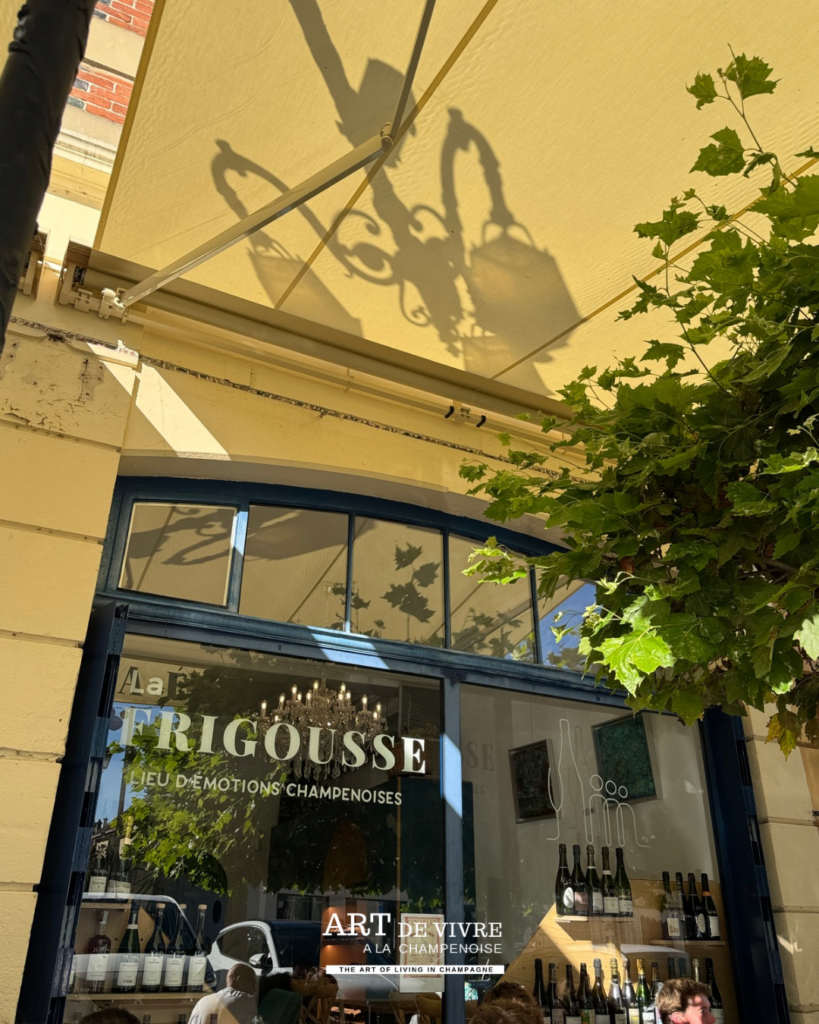 Terrasse de La Frigousse sous les arbres de la place Henri-Martin à Aÿ-Champagne