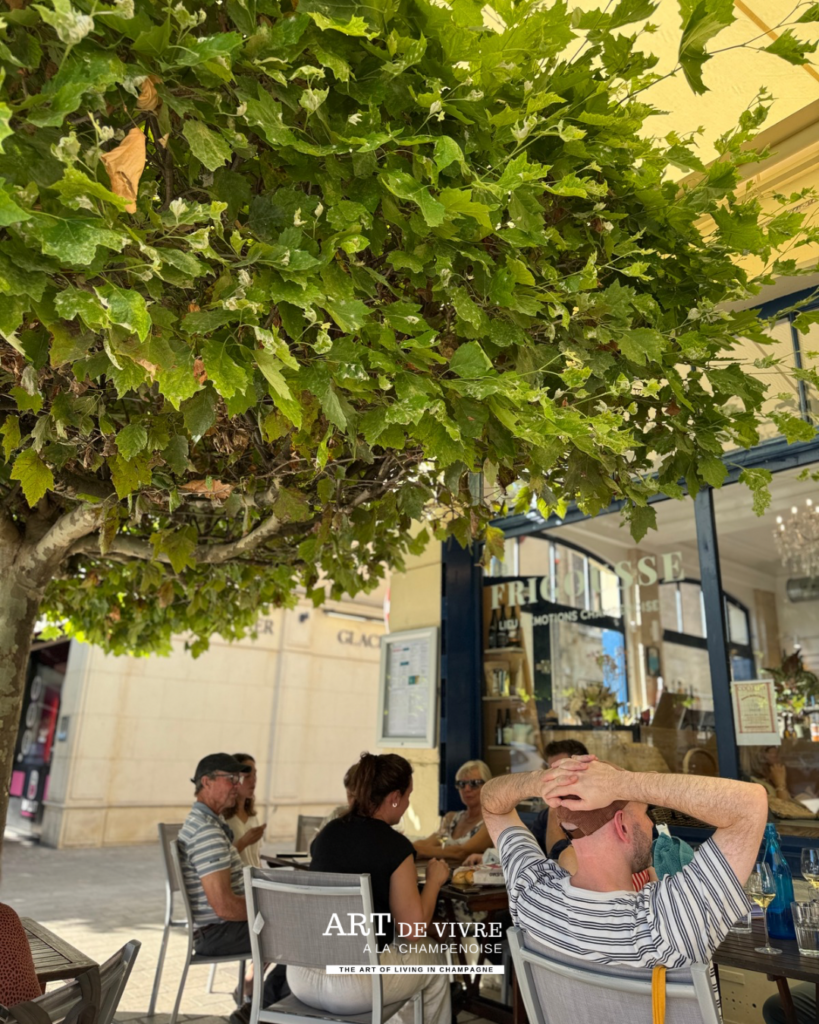 Terrasse de La Frigousse sous les arbres de la place Henri-Martin