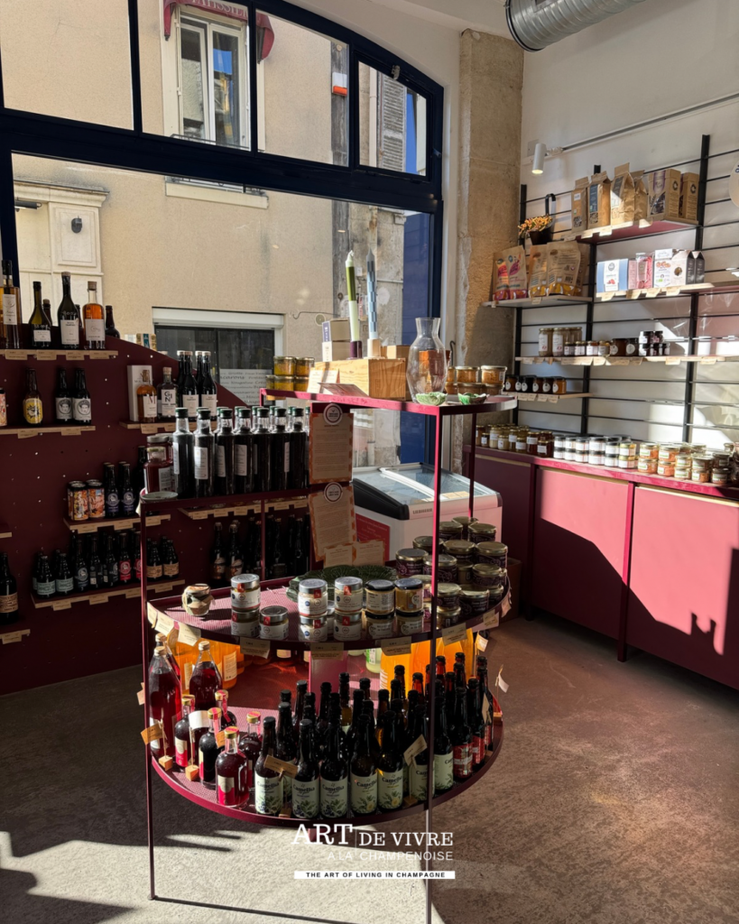 Rayonnages de produits locaux et de boissons à emporter à La Frigousse à Ay