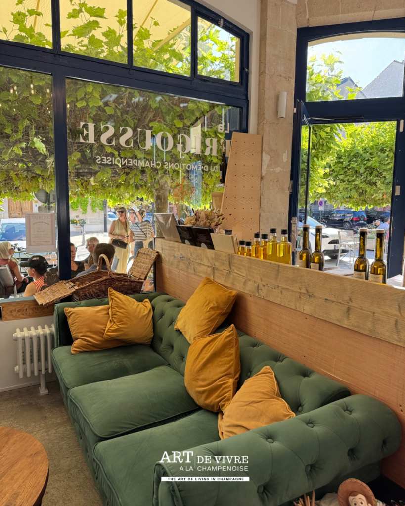 Salon intérieur de La Frigousse avec fauteuils, canapé et jeux