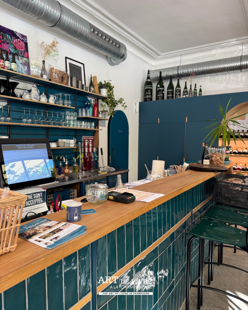 Le bar à intérieur de La Frigousse avec fauteuils, canapé