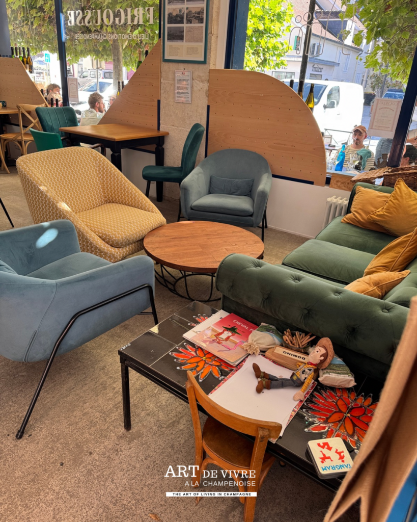 Salon intérieur de La Frigousse avec fauteuils, canapé