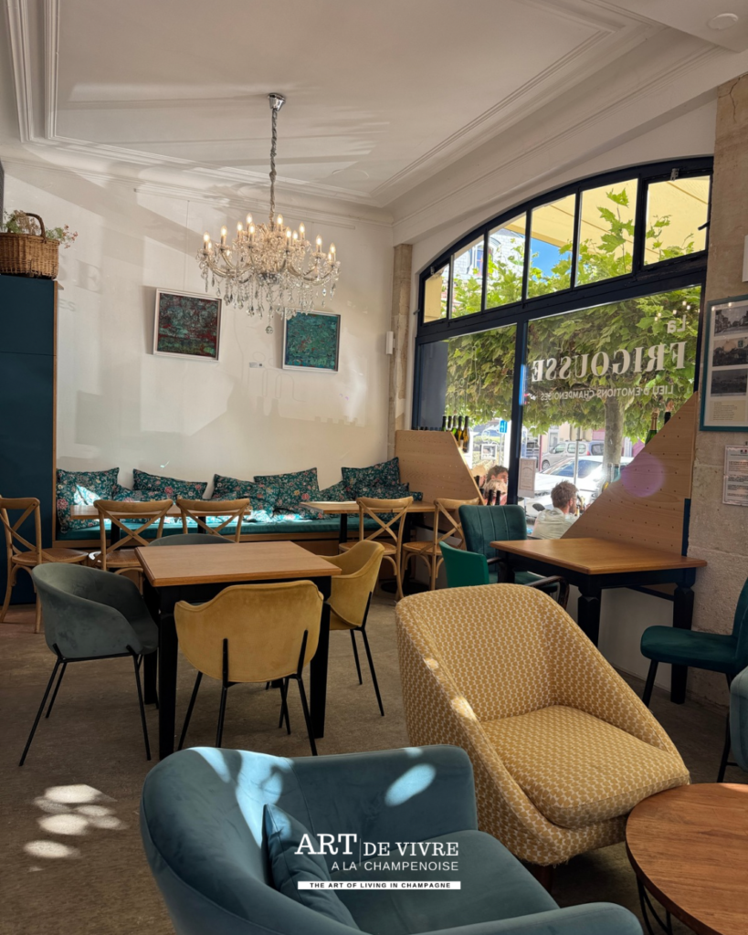 Intérieur de La Frigousse avec fauteuils, canapé