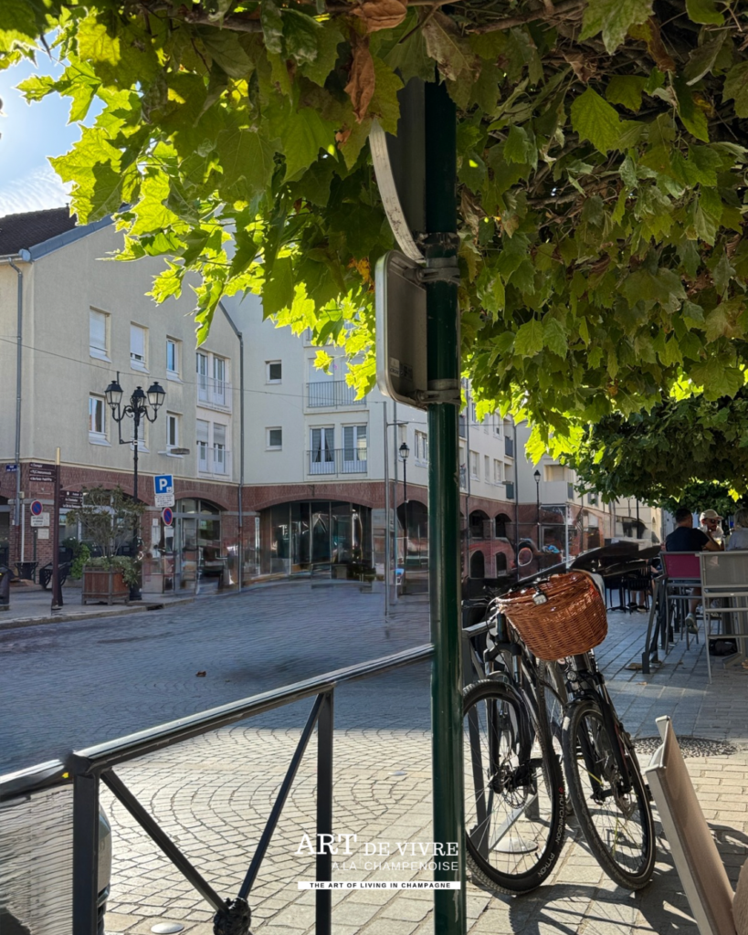 La place Henri-Martin à Aÿ-Champagne, coeur du village
