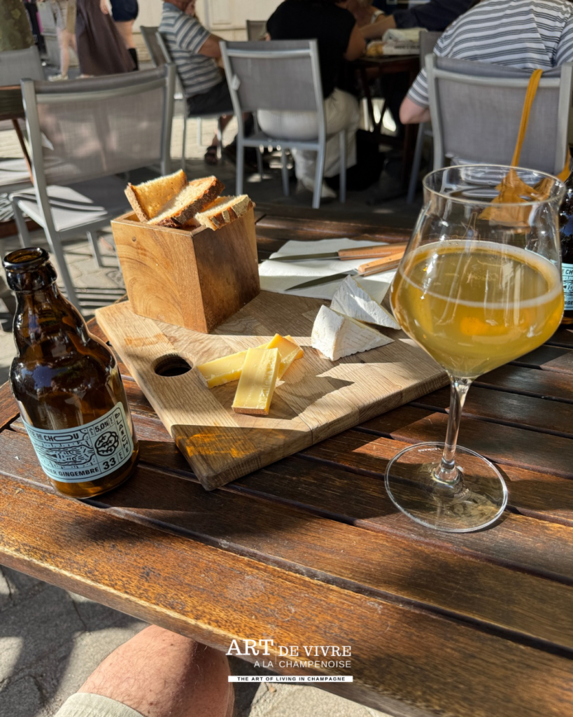Planche de fromages et bière Tête de Chou sur la terrasse de La Frigousse